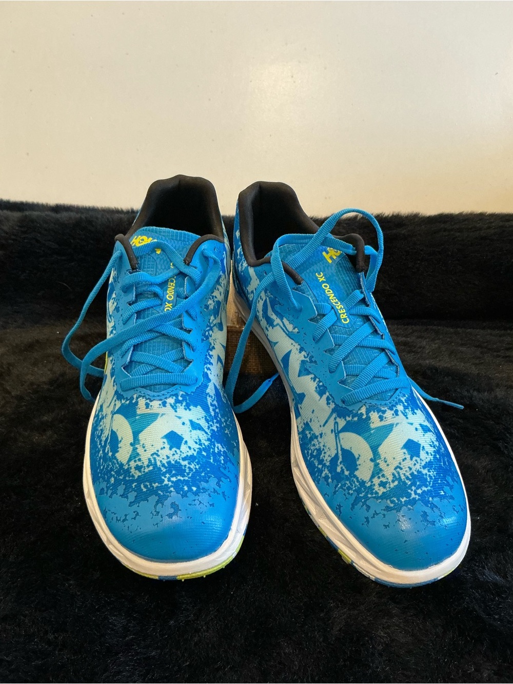 Hoka One One Black and Bright Blue Label — Crescendo XC Spikeless M 10 W 11.5